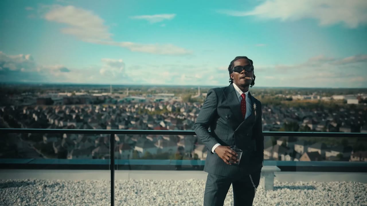 Plan large sur un toit pendant la campagne Costume International à Gatineau
