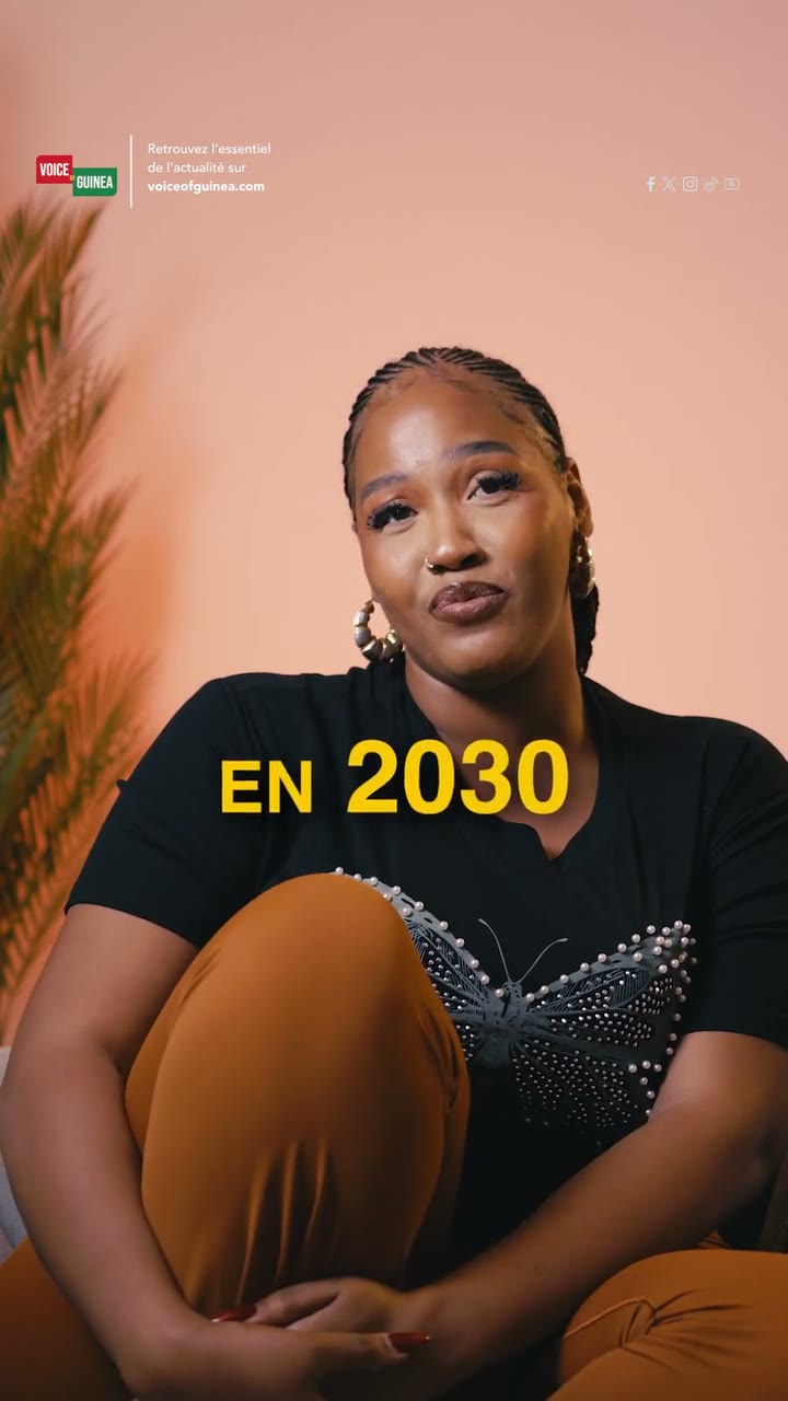 Katy répond aux questions dans le studio de Voice of Guinea